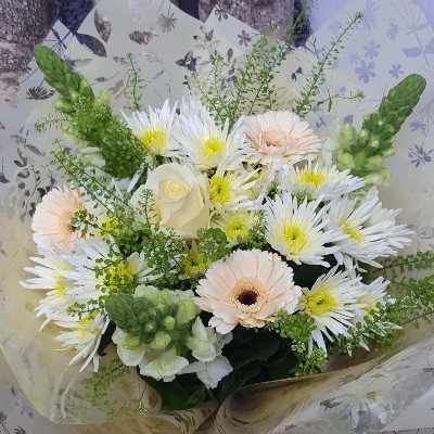 handtied flower design in pastel shades